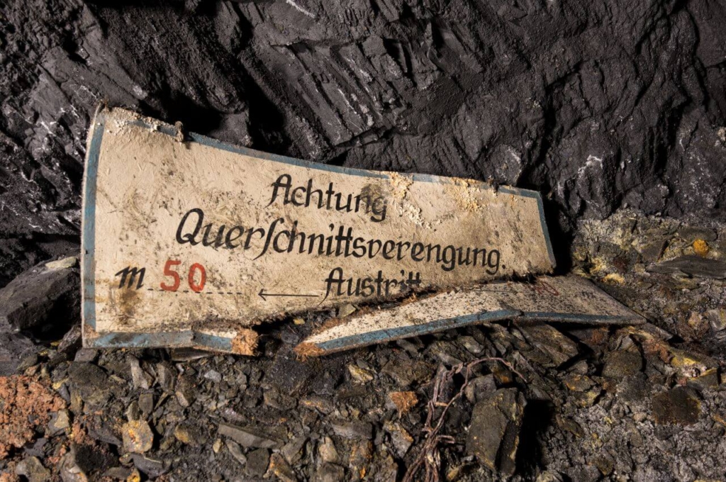 014_schiefergrube_der_ewigen_seligkeit Schild mit der Aufschrift "Achtung Querschnittsverengung"
