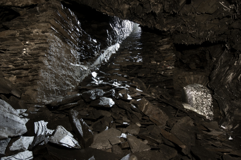 Treppe aus Schieferplatten, die nach oben in den Abbau führt.