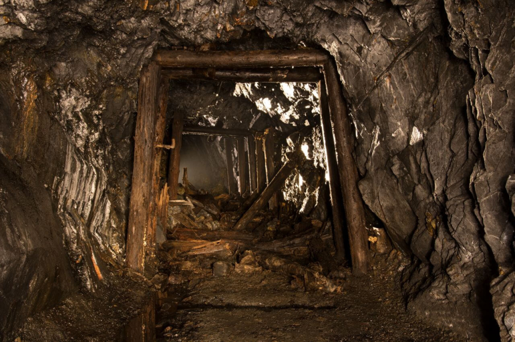 015_schiefergrube_der_ewigen_seligkeit Marode Türstockausbauten im Gegenlicht