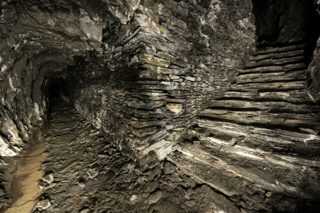 016-schiefergrube-barbaras-treppchen-schiefertreppe Trockenmauerung mit Schiefertreppe in den Abbau