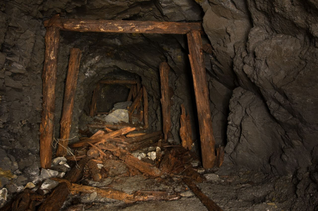 016_schiefergrube_der_ewigen_seligkeit Maroder Türstockausbau im Stollen