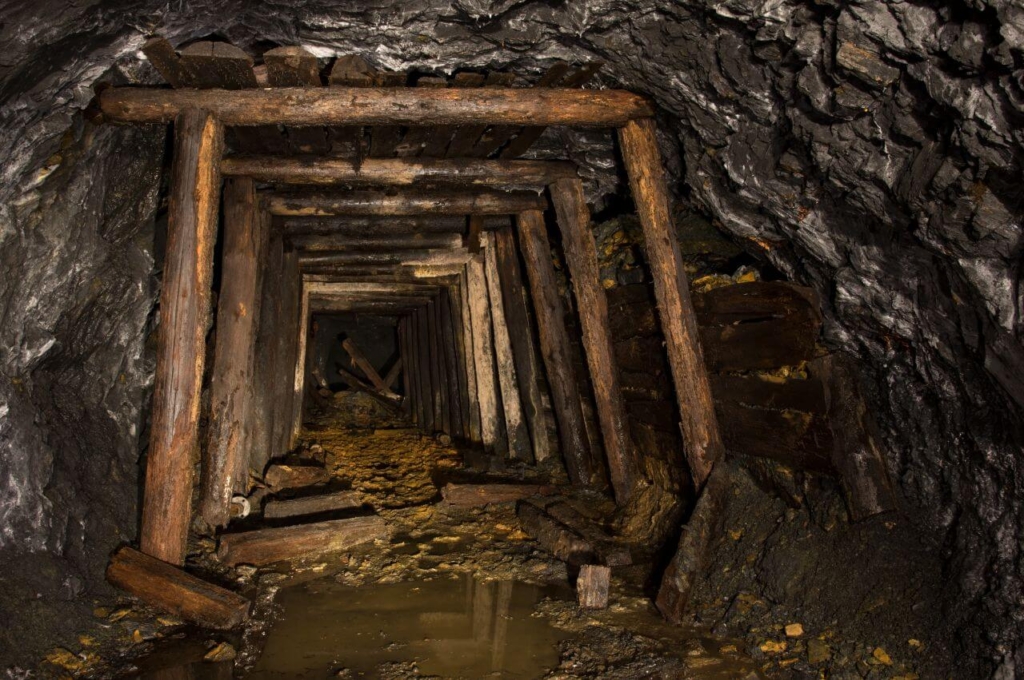 017_schiefergrube_der_ewigen_seligkeit Maroder Türstockausbau im Stollen