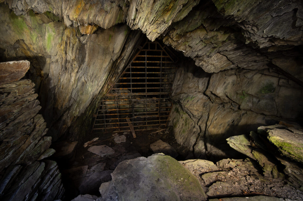 Mundloch im Schiefergestein mit Vergitterung