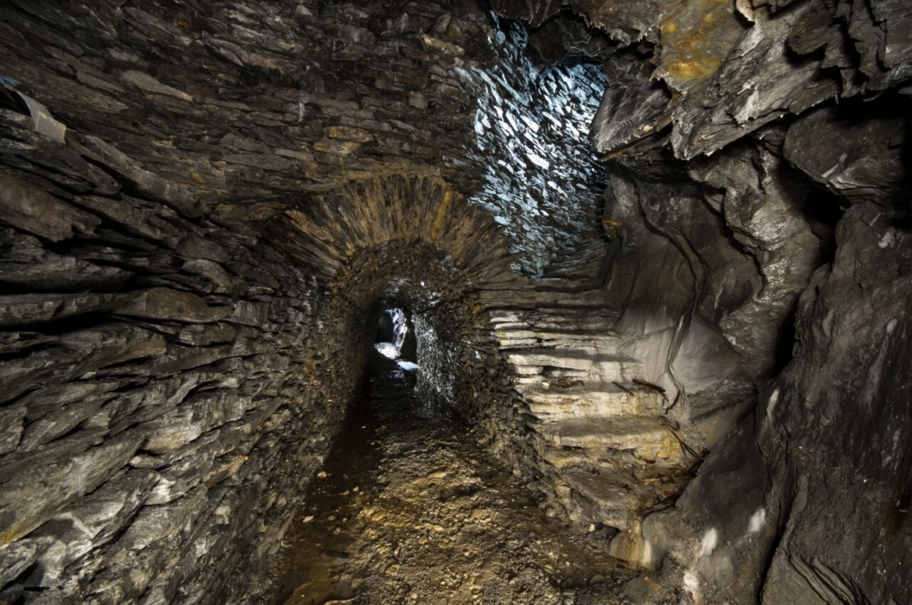 020-schiefergrube-barbaras-treppchen-schieferportal-schiefertreppe Hohe Versatzmauer mit Bogenmauerung für den Stollen, mit seitlicher Schiefertreppe.