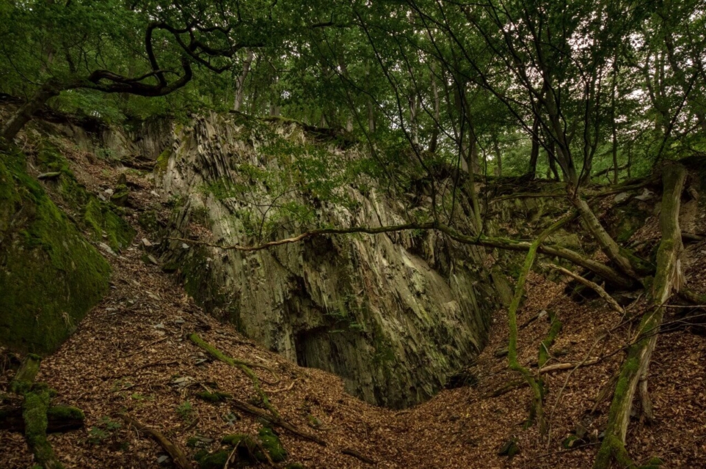 Mundloch einer Schiefergrube im Tagebau