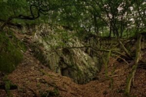 Mundloch einer Schiefergrube im Tagebau