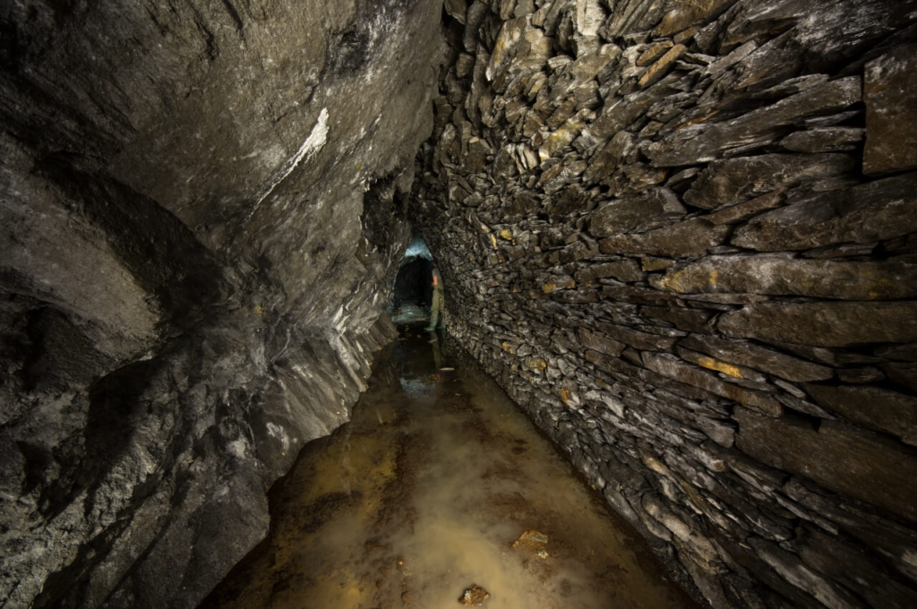 021.1-schiefergrube-barbaras-treppchen-trockenmauerung Lange Versatzmauerung aus Schiefergestein eines rheinischen Schieferabbaus