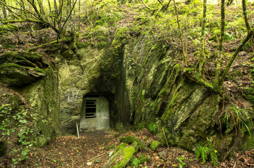 Mundloch einer Schiefergrube in einer Felswand