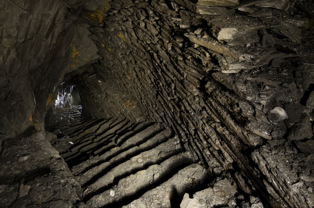 023-schiefergrube-barbaras-treppchen-schieferportal-schiefertreppe Treppe im Schieferabbau mit Versatzmauerung zur rechten