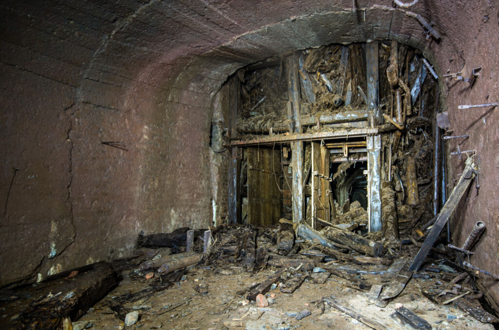 001_blindschacht_west Zeigt den kollabierten Blindschacht aus der Nähe.