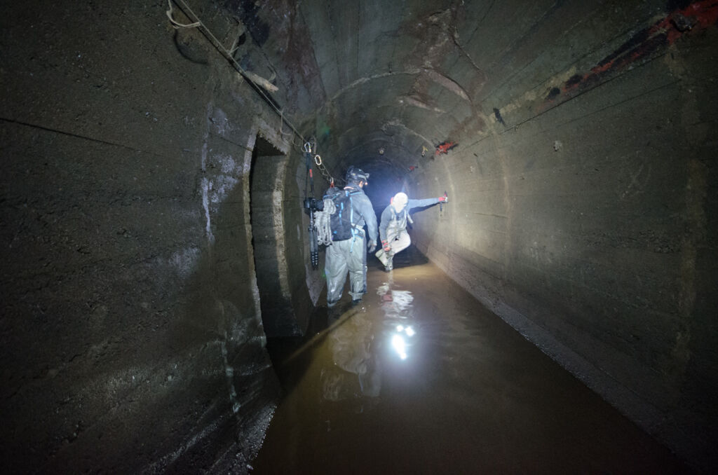 002_verbindungsstollen_v_sw Zeigt die Verbindungsstrecke Ostfeld - Venusberg. Im Stollen steht Wasser