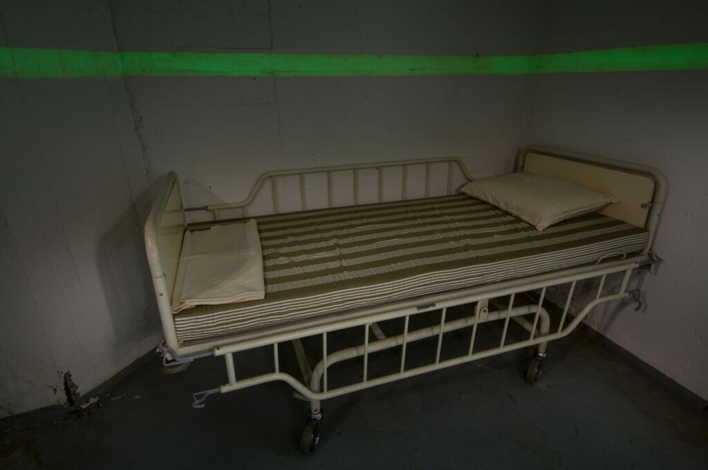 003-bunkerkrankenhaus-hilfskrankenhaus-gunzenhausen-bayern-einzelbett
