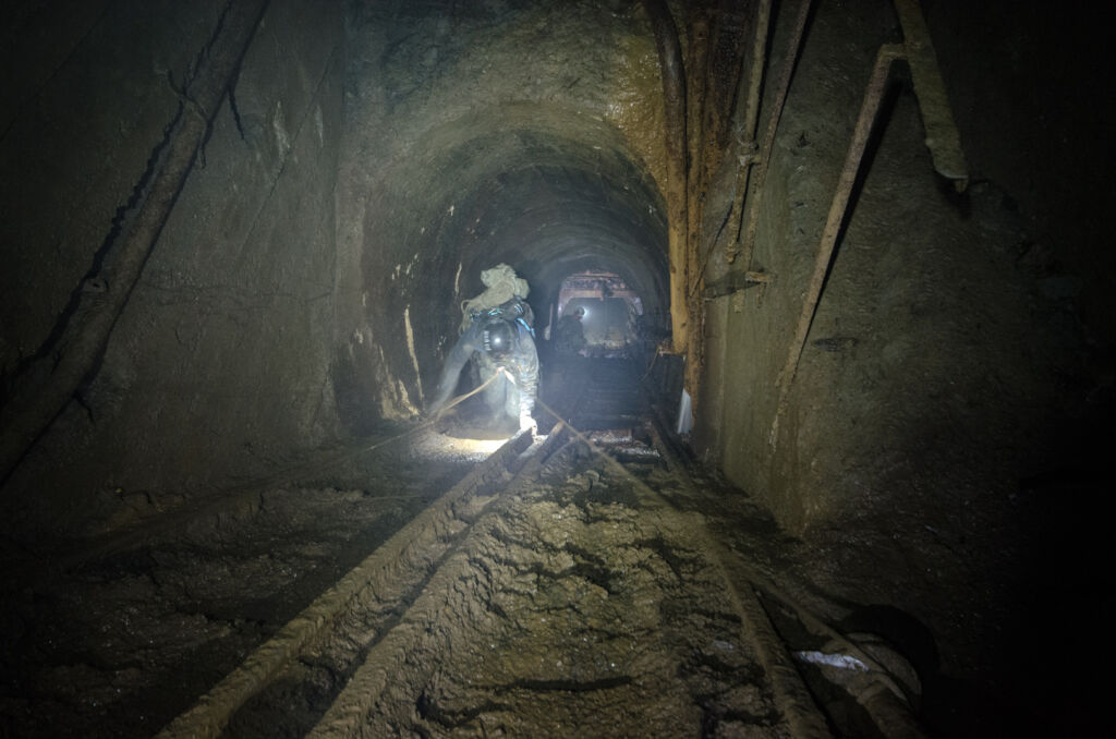 003_45grad Zeigt zwei Personen, die gerade im Schrägschacht nach oben kommen.