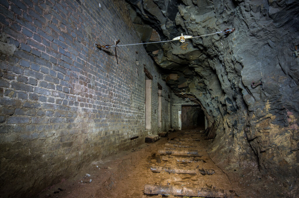 003_elektrische_betriebsraeume Zeigt die Ziegelaußenwand der Trafostation, die in den Stollen gemauert wurde.