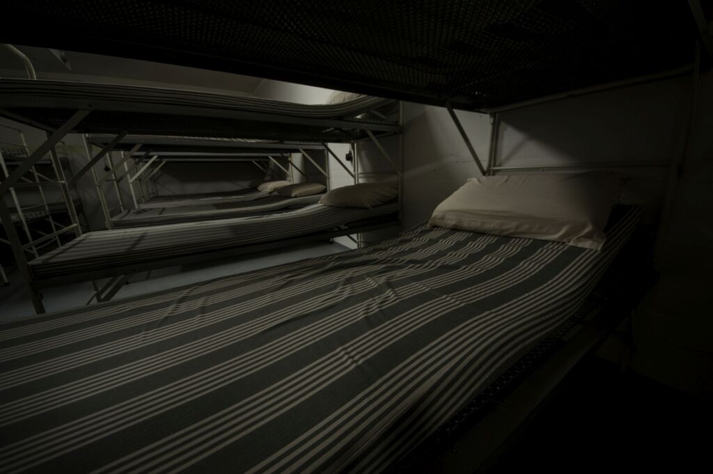 007-bunkerkrankenhaus-hilfskrankenhaus-gunzenhausen-bayern-bettenzimmer