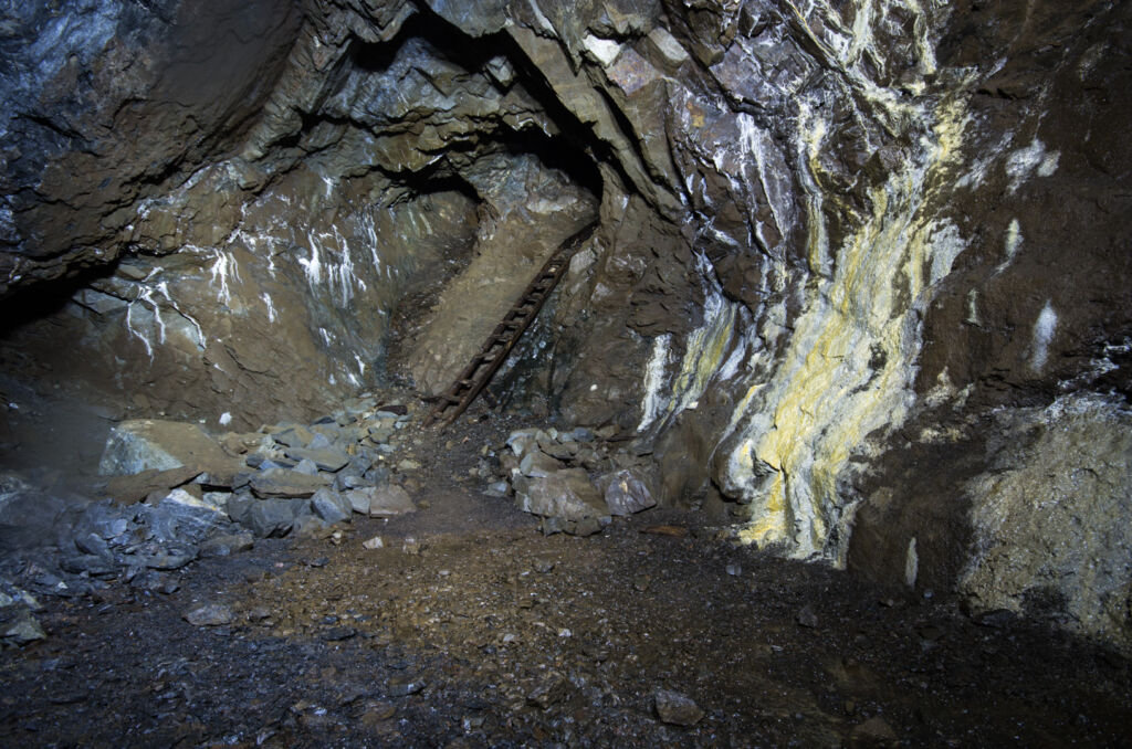 009_leiter_abbau Zeigt eine Leiter, die in den Pfeilerkammerbau führt. Der rechte Stoß ist weiß versintert.