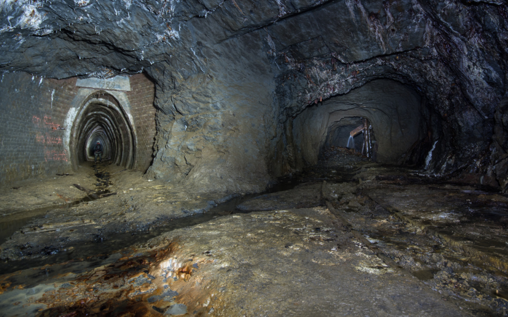 010_getrennte_wege Zeigt einen Streckenabzweig. links geht es in die Verbindungsstrecke Westfeld von 1929 und rechts in einen Querschlag mit Rolle.