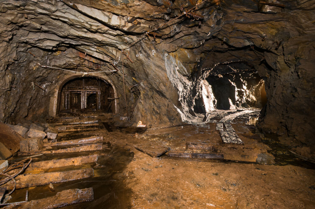 011_abzweig_blindschacht_gegenlicht Zeigt einen Streckenabzweig, welcher links zum Blindschacht führt und rechts zum Maschinenraum der Schachtanlage.