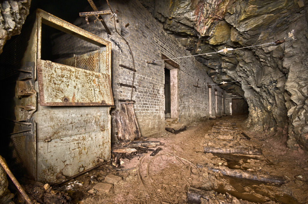 012_elektrische_betriebsraeume Zeigt die untertägige Trafostation und vorn im Bild der Ersatzkorb des Blindschachts.