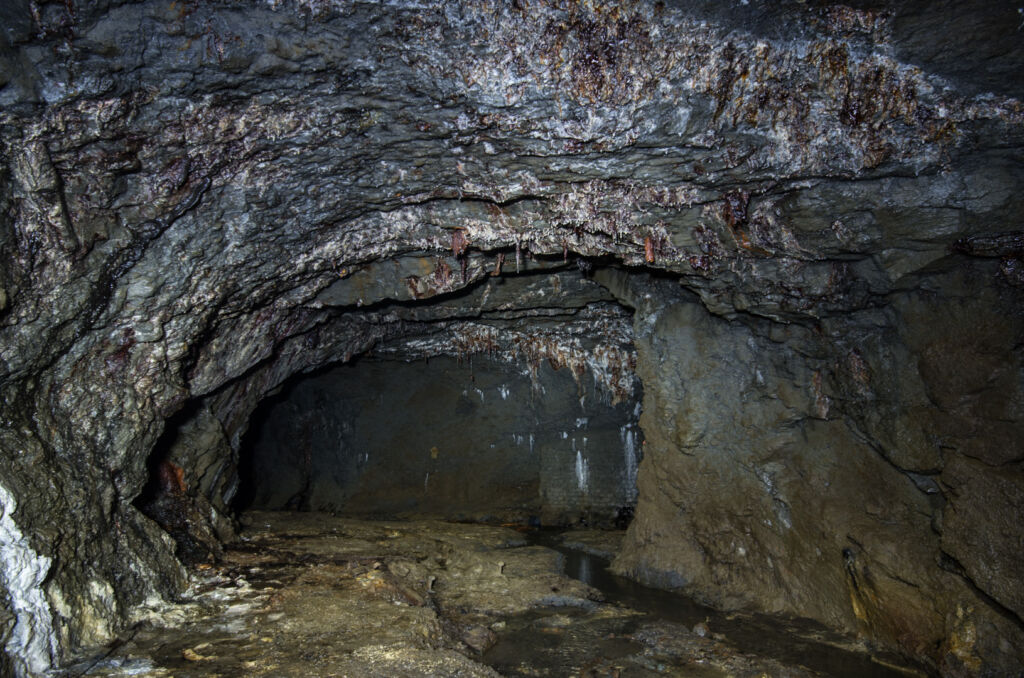 013_rostdecke Zeigt einen Stollen mit Eisensinter an der Firste.