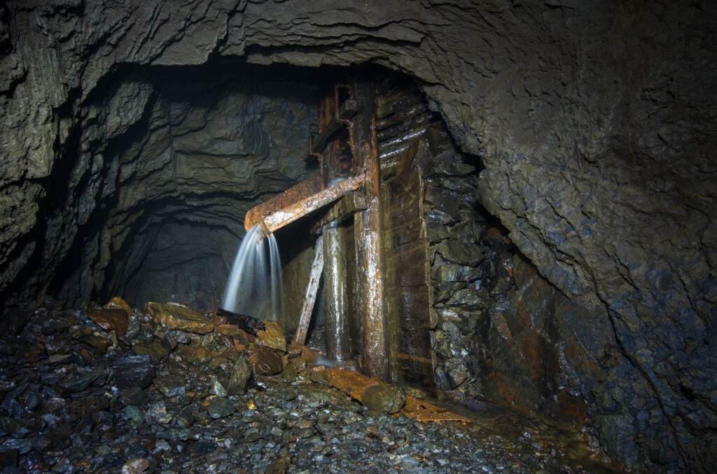 015_wasserschütte Zeigt eine Rollenschnauze im Querschlag, aus der eine Menge Wasser läuft.