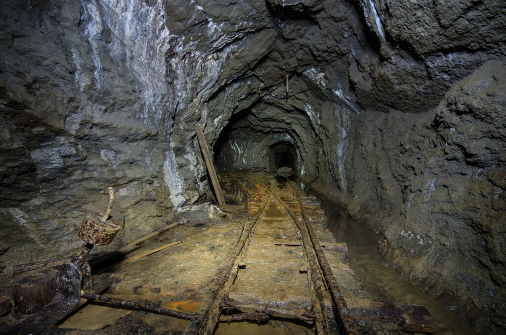 016_weiche_2 Zeigt einen abzweigenden Stollen mit Gleisweichen. links im Bilder ein Weichensteller.