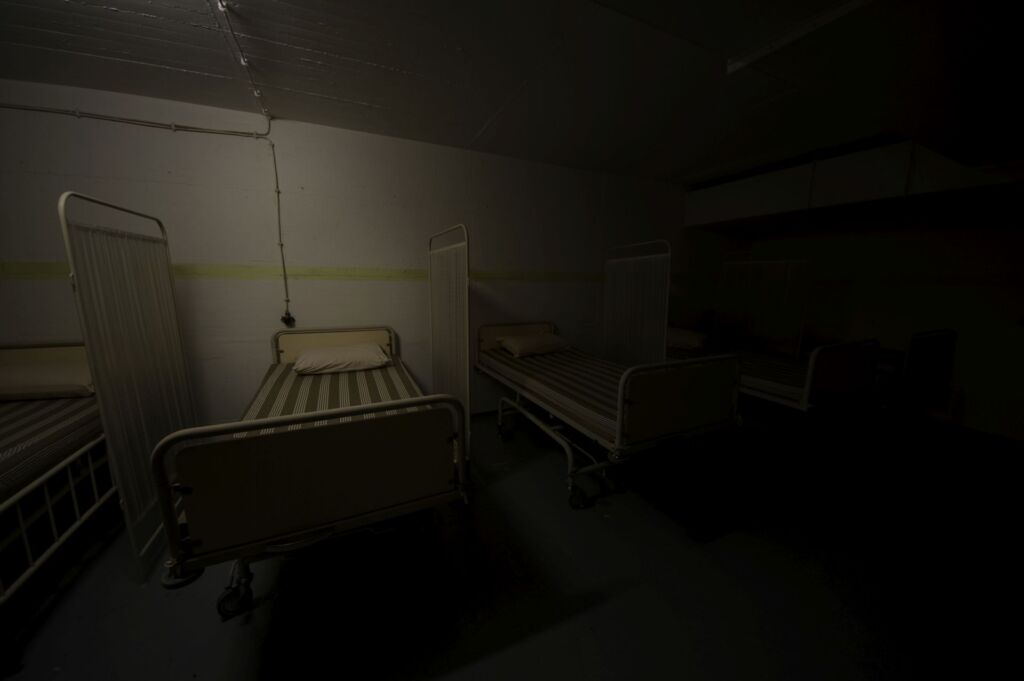 017-bunkerkrankenhaus-hilfskrankenhaus-gunzenhausen-bayern-bettenzimmer