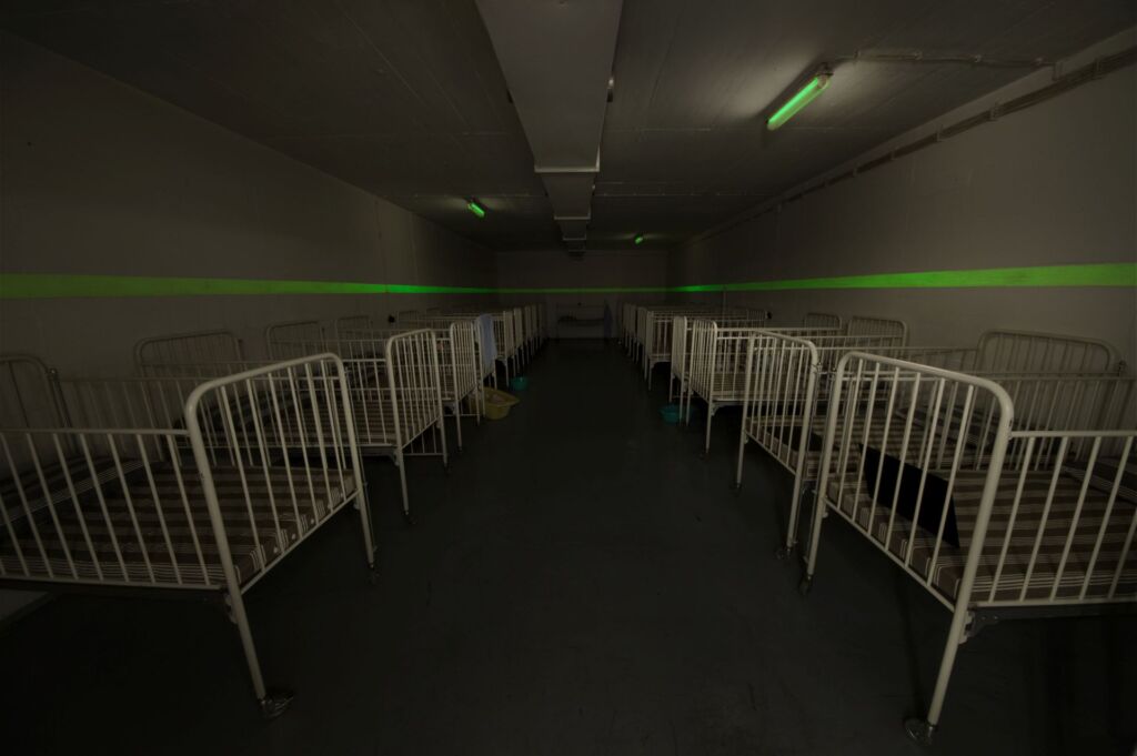 018-bunkerkrankenhaus-hilfskrankenhaus-gunzenhausen-bayern-bettenzimmer-kinderbetten