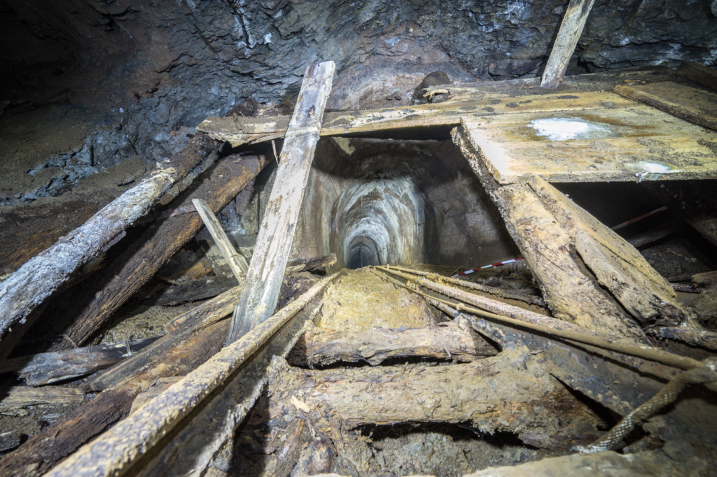 018_bremsberg_50mS_2 Einblick in den Schrägschacht, die Wände sind betoniert und die Decke ist rund. Der Schacht hat etwa 45° Gefälle.