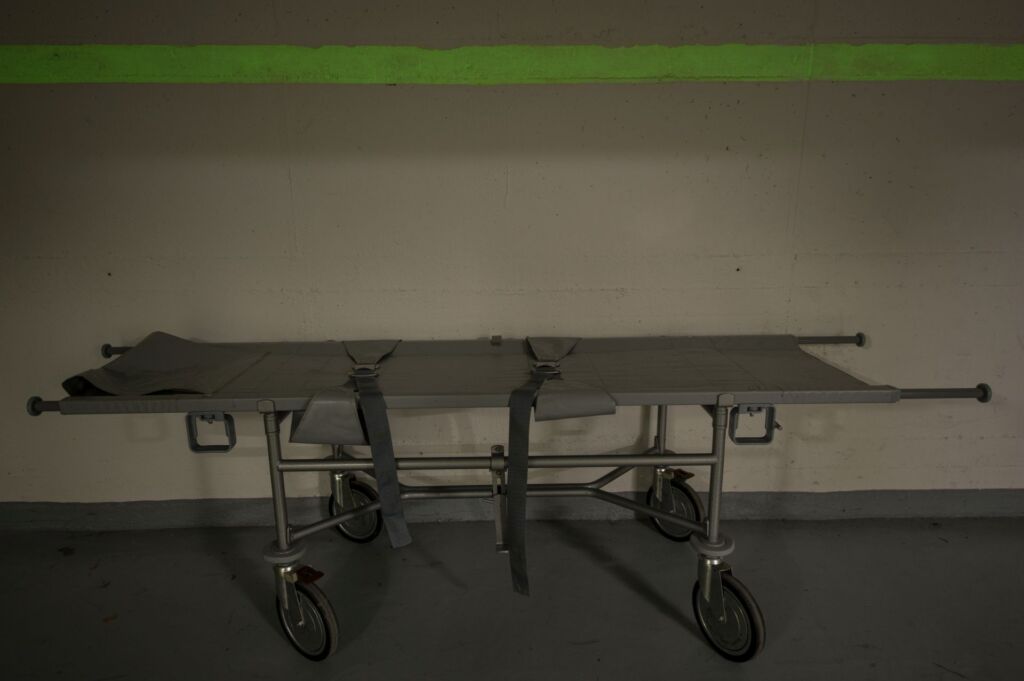 019-bunkerkrankenhaus-hilfskrankenhaus-gunzenhausen-bayern-liege Zeigt eine Transportliege mit Rädern zum Transportieren von Verletzten im Bunkerkrankenhaus Gunzenhausen.