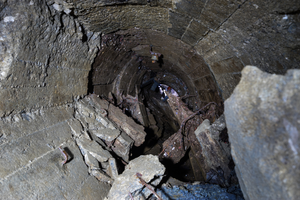 020_vollkommen_verbrochen Zeigt einen in Beton ausgebauten Stollen, der vollkommen kollabiert ist.
