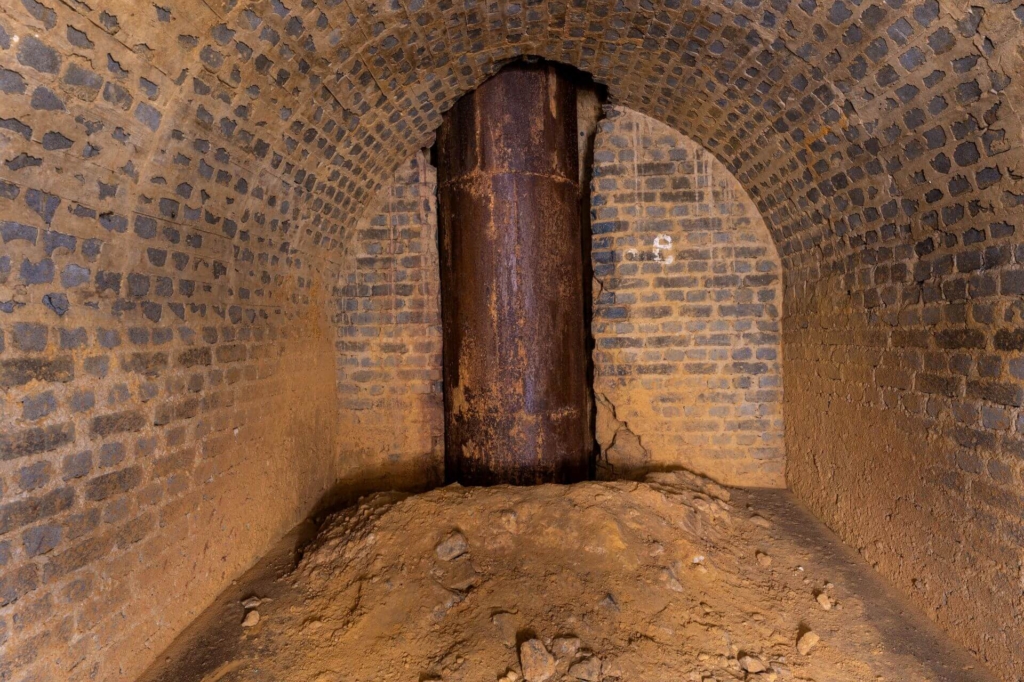Brunnenbohrung in einem Schutzraum, die unbeabsichtigt durch die Decke gestoßen ist.