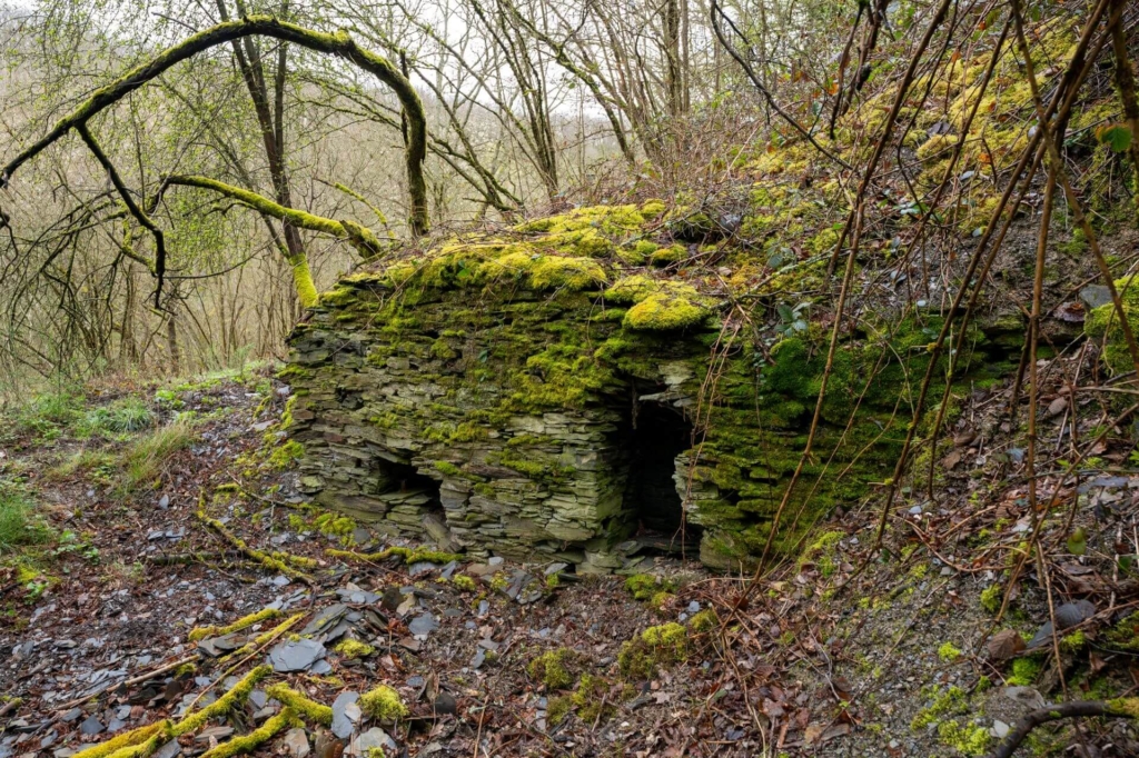Trockenmauerung vor der Dachschiefergrube.