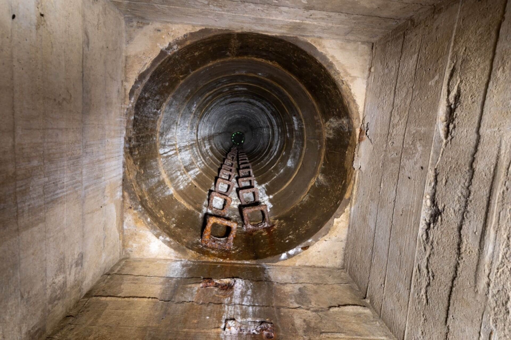Blick nach oben in den Notausstieg der Luftschutzanlage