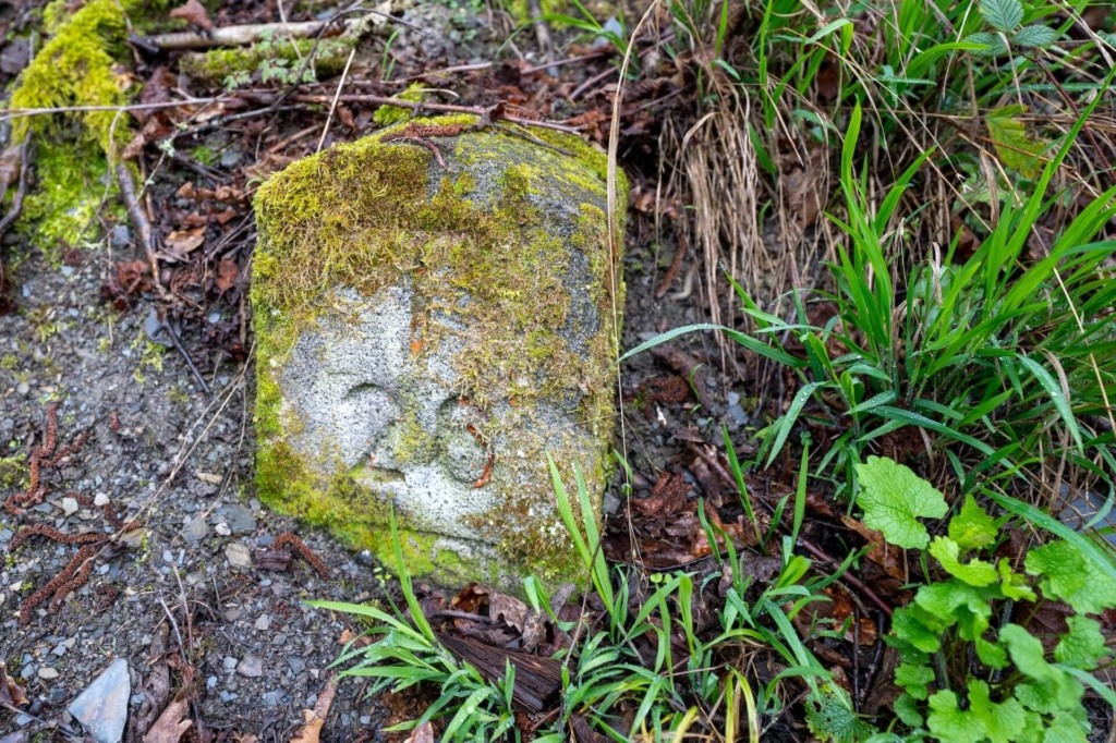 Grenzstein am Fußweg.