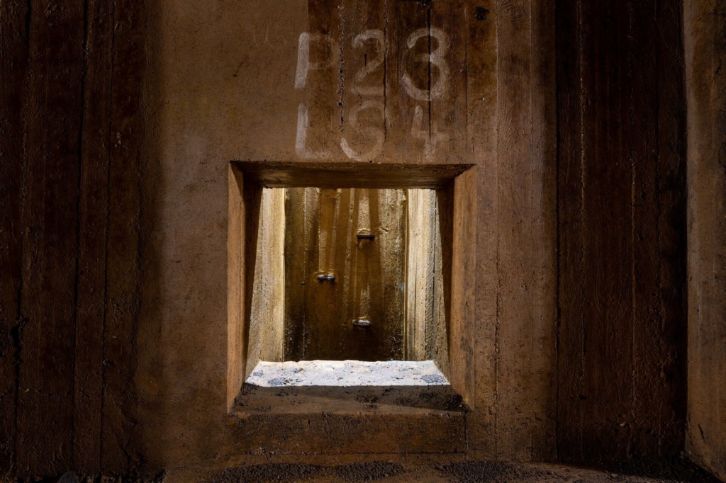 Durchstieg in der Betonwand zum Notausstieg mit Sprossen.