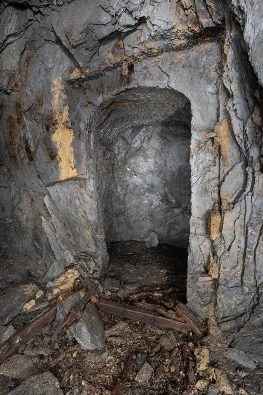 Sprengmittellager mit Türreste