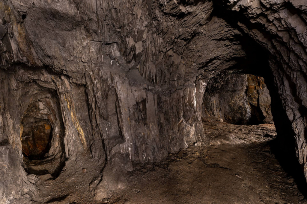 Abzweig zur Abbaukammer 2, links der ehemalige Fahrtenschacht