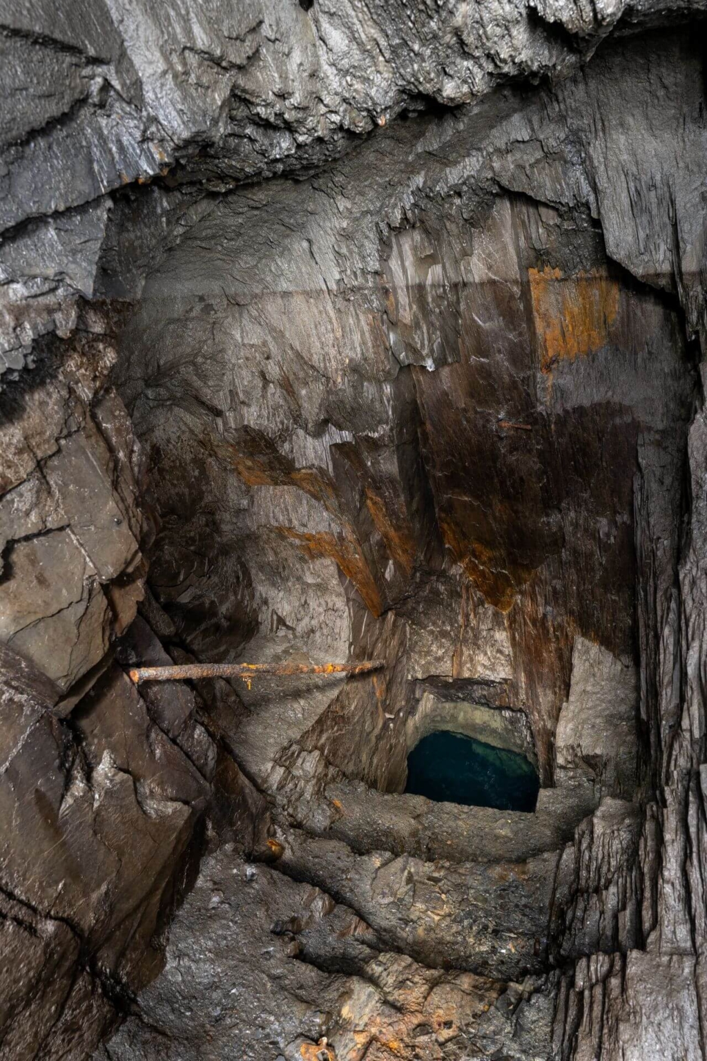 Fahrtenschacht der Schiefergrube Unser Fritz mit Handlauf