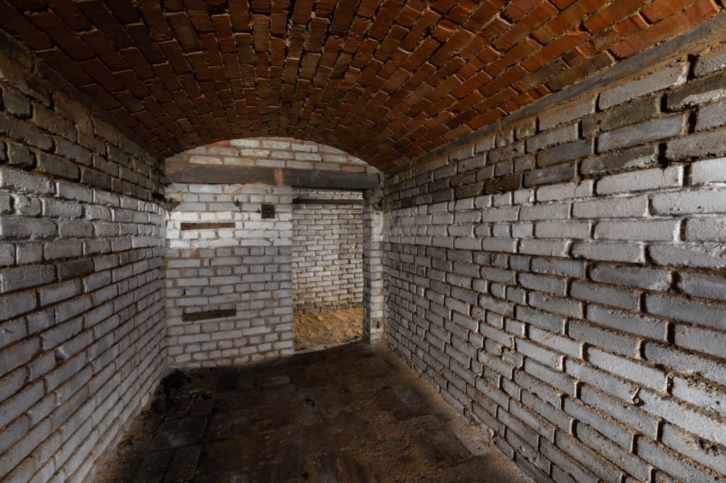 Mit weißen und roten Ziegeln ausgemauerter Schutzraum.