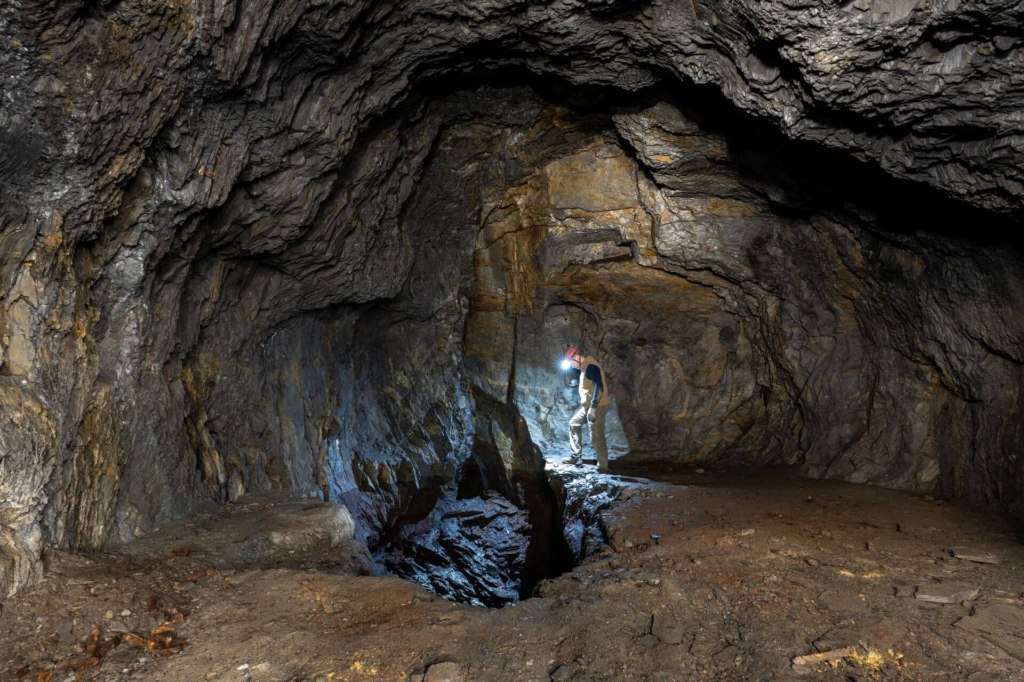 Person am Blindschacht der Dachschiefergrube Unser Fritz