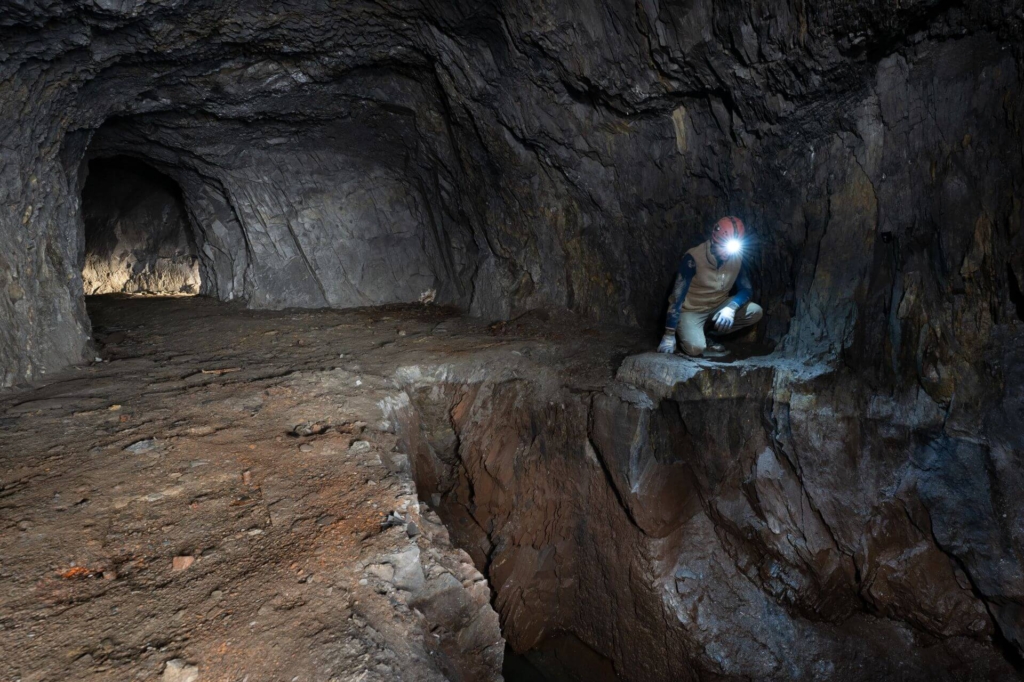 Mit Wasser gefüllter blindschacht in der Schiefergrube Unser Fritz