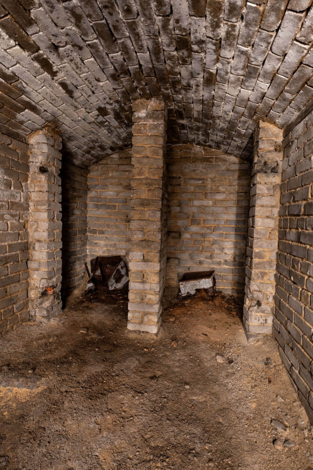 Mit Ziegeln gemauerter Raum mit Trennwänden für die Trockentoiletten.