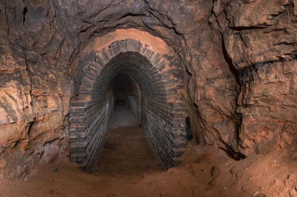 Zeigt das gemauerte Tonnengewölbe, rundherum ist der nackte Fels zu sehen.