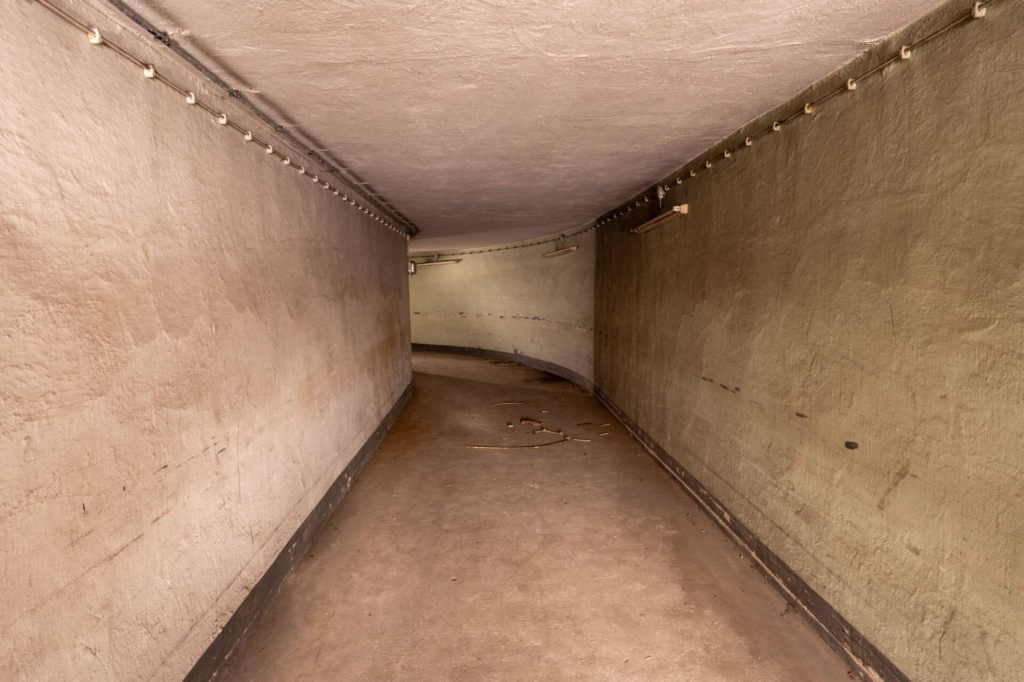 Langer leicht kurviger Zugangsflur zum Bunkerkrankenhaus Frankfurt am Main.