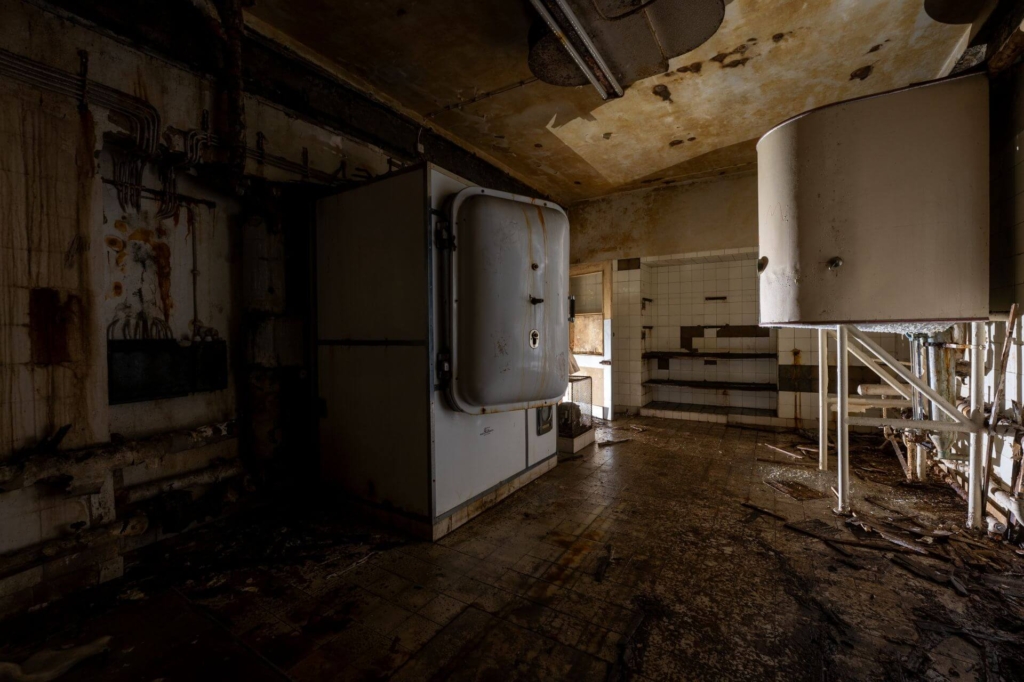 Desinfektionsraum mit Großgeräten zur Desinfektion.