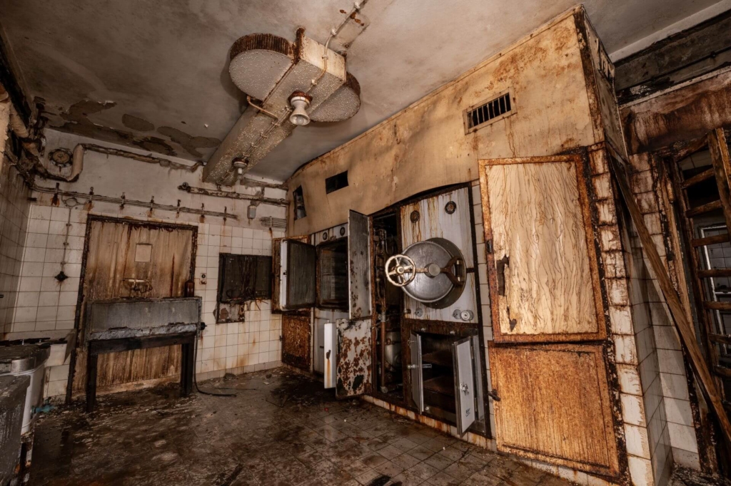 Desinfektionsraum mit Großgeräten zur Desinfektion im Bunkerkrankenhaus.