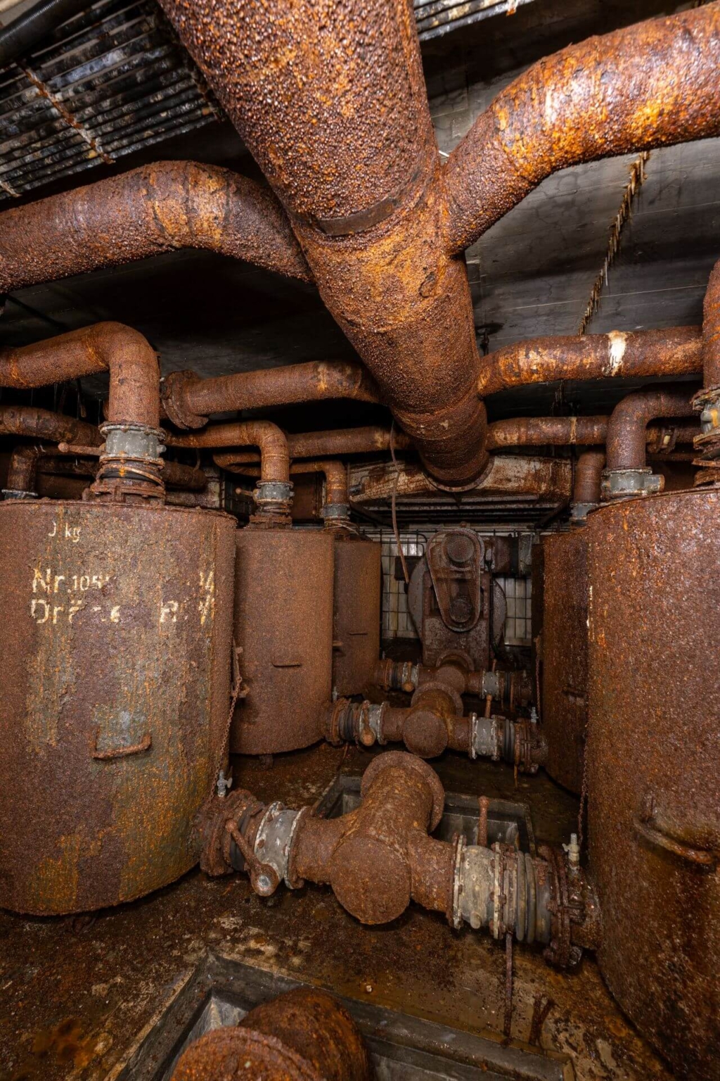 Luftfilter der Firma Dräger, welche über rostige Rohre verbunden sind.