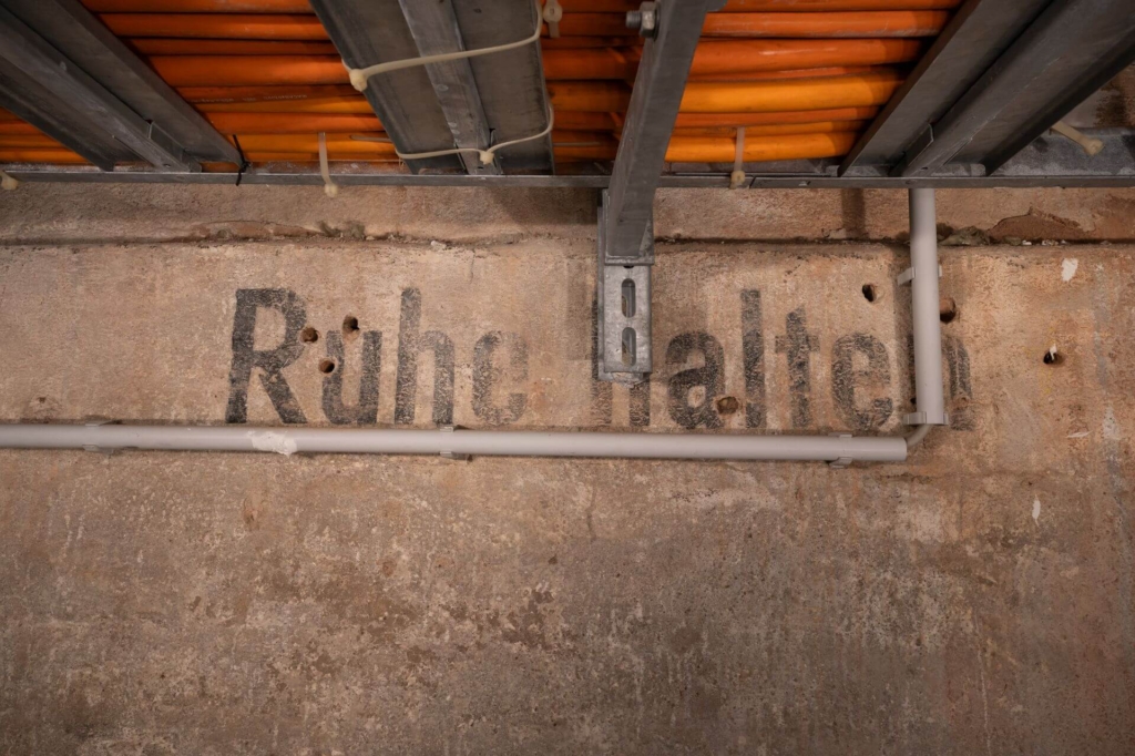 Wand mit Beschriftung im Bunker aus dem 2. Weltkrieg - Ruhe halten