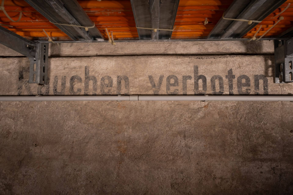 Wand mit Beschriftung im Bunker aus dem 2. Weltkrieg - Rauchen verboten